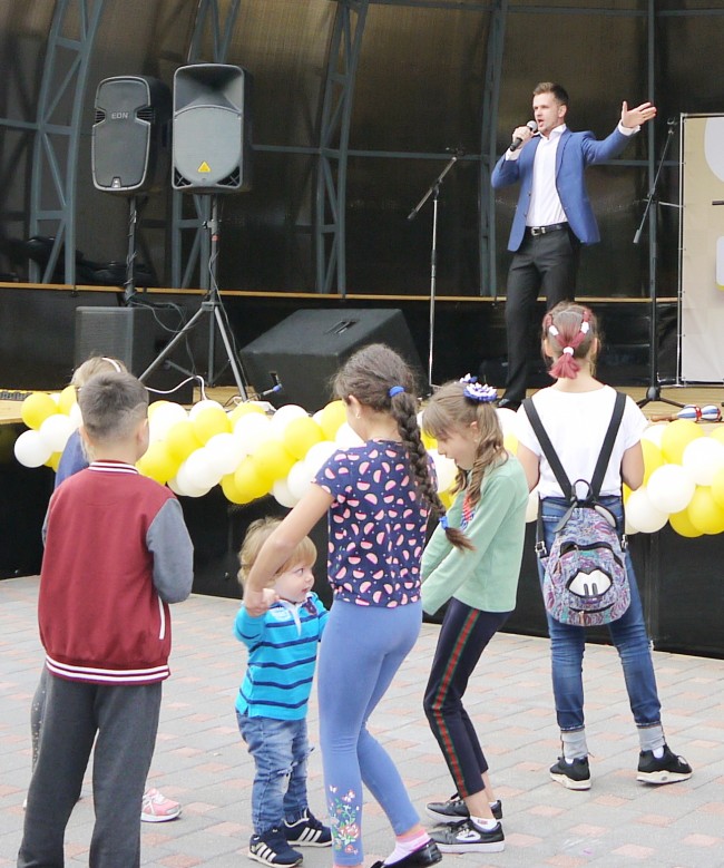 razorvannih-chulkah-razvlecheniya-s-molodoy-skameyke-parke