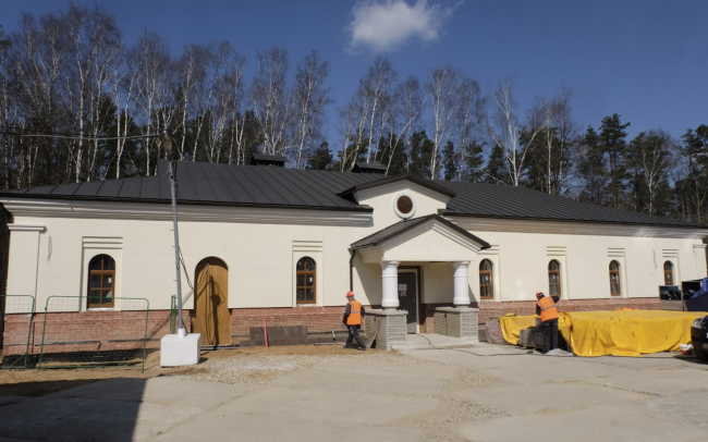Храм в мещерском парке. Храм в мещерском парке. Храм успения пресвятой богородицы иноземцево. Храм в мещерском парке. Церковь в мещерском парке.