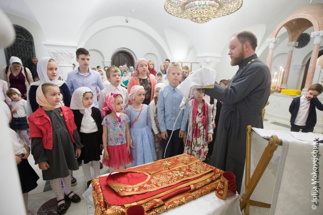 В храме преподобного Сергия Радонежского совершена Божественная литургия на русс